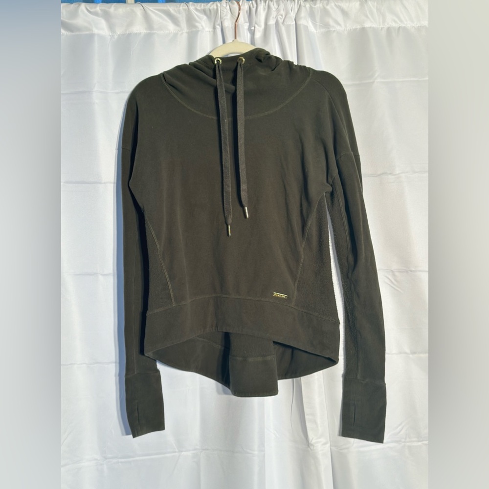 Great swester to wear over workout clothes